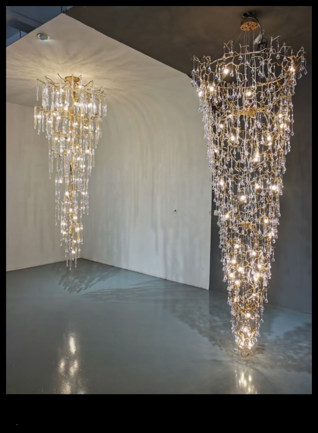 Sculpted Illumination: Staircase Chandeliers for Grand Entrances